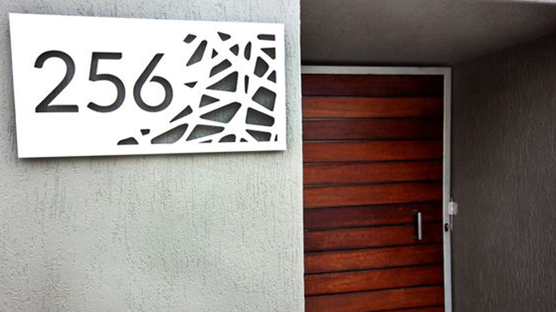 Házszámtáblák, porfestve vagy szálcsiszolva   